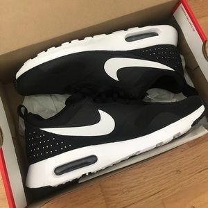 NWT Nike Air Max Tavas Sneakers - 8.5